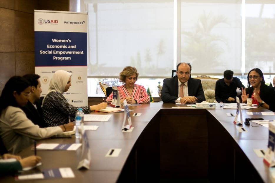 مائدة مستديرة في