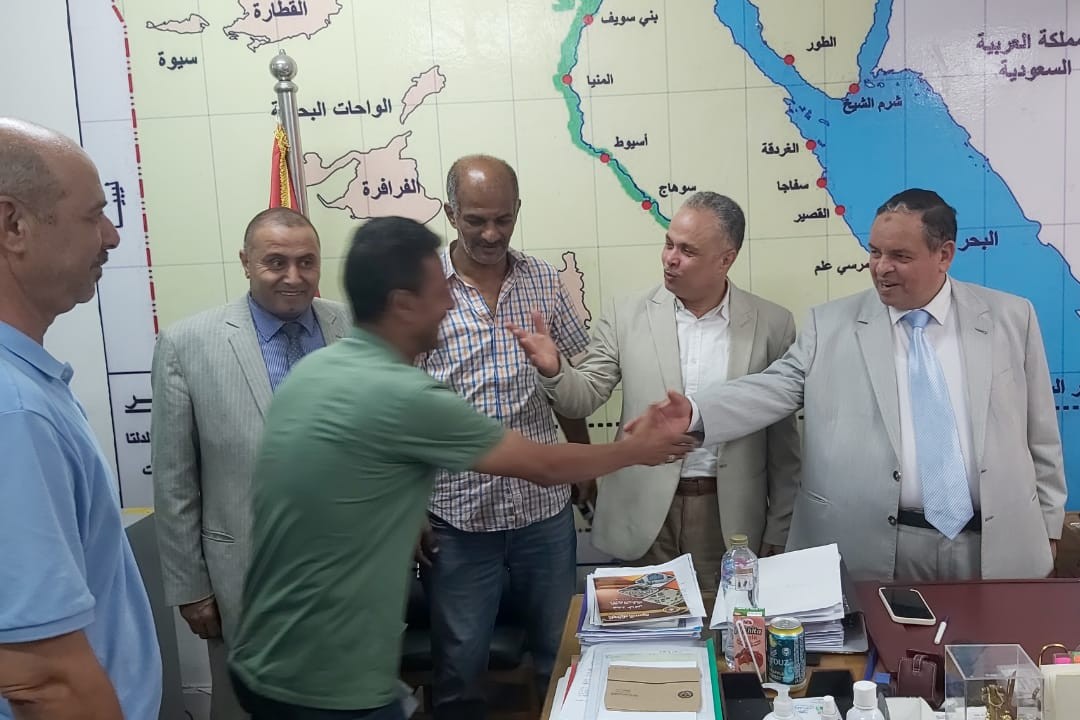 رئيس مصلحة الجمارك ..يكرم أحد العاملين بالجمارك لرفضه رشوه ٣٥٠ ألف جنيه
