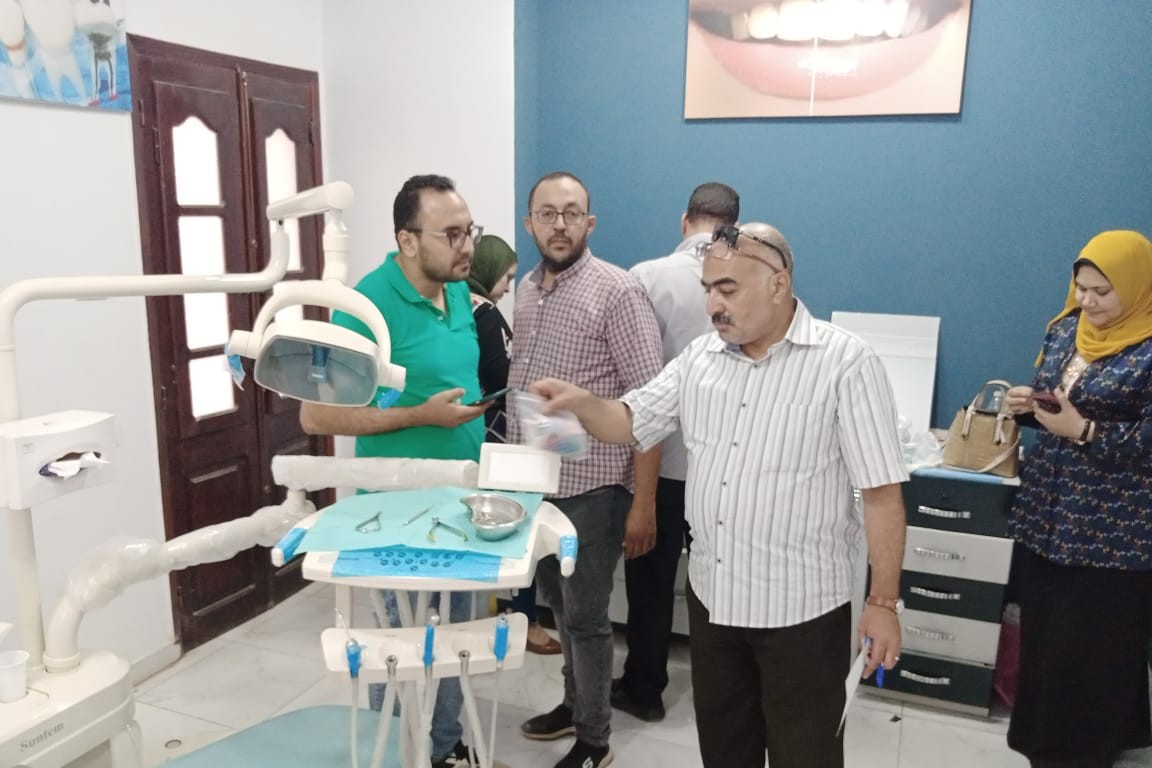 طالب جامعى يدير عيادتين لعلاج الأسنان في سوهاج