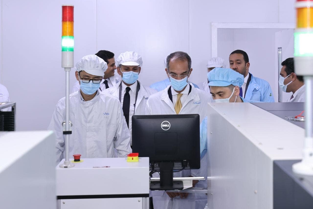 شاهد.. وزير الاتصالات يتفقد مصنع فيفو الجديد للهواتف الذكية بالعاشر من رمضان