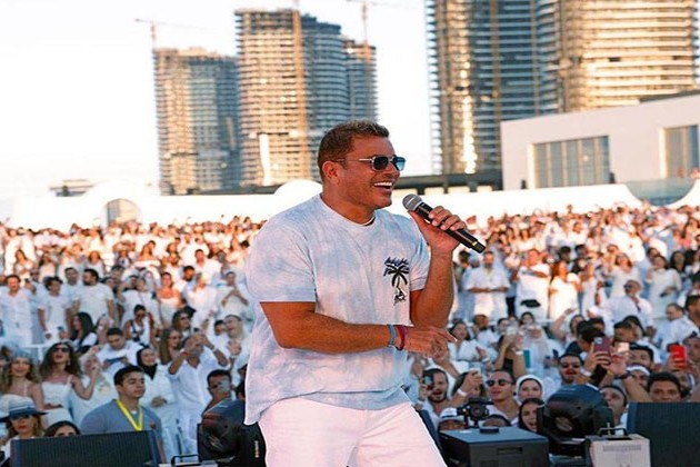 عمرو دياب يروج لحفله الغنائي في العلمين