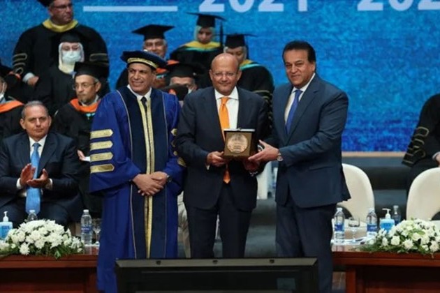 وزير التعليم العالي يكرم بنك قناة السويس لجهوده في دعم الابتكار والبحث العلمي
