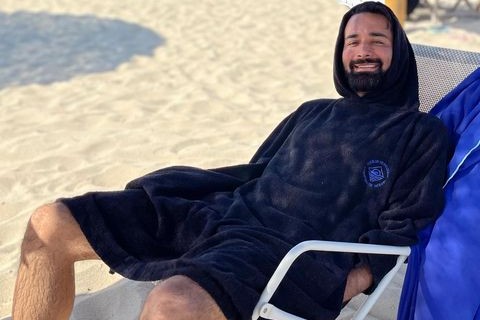 أحمد حاتم ينشرصور له على البحر ويعلق بكلمات غريبة
