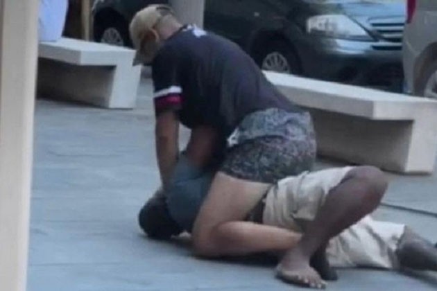 شاهد .. ايطالي يقتل نيجيري بطريقة وحشية في الشارع