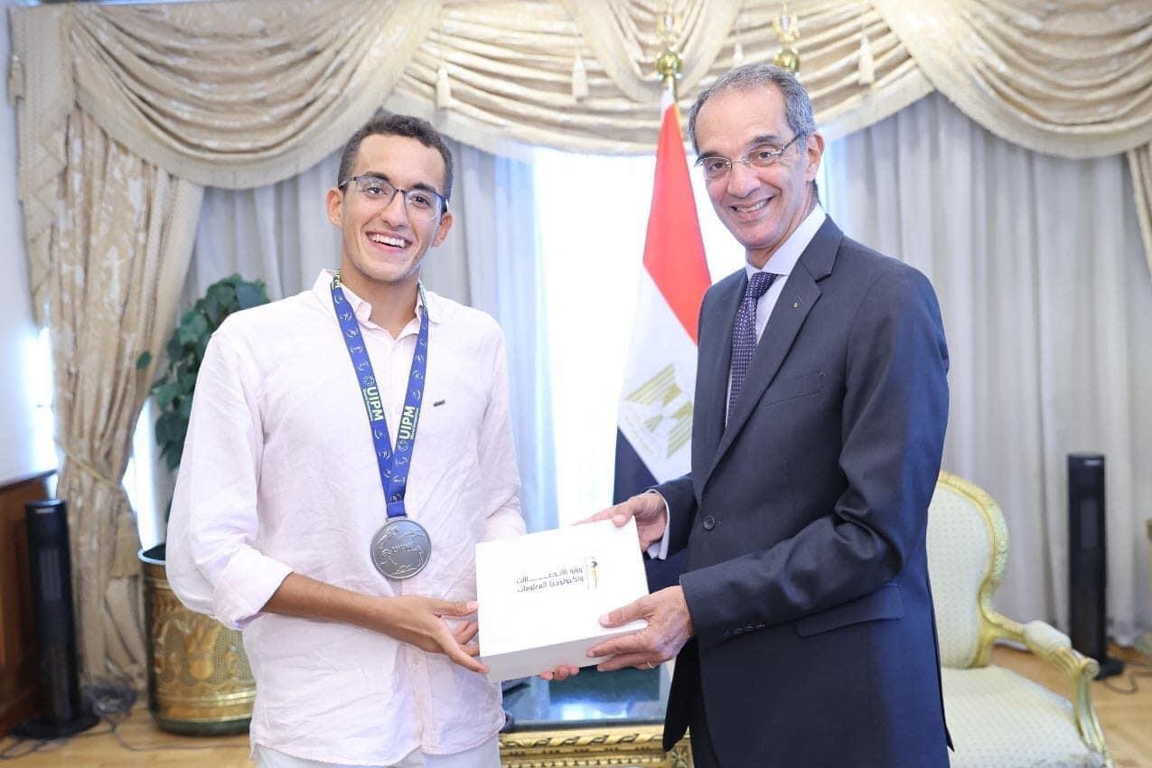 وزير الاتصالات يكرم الطالب محمد الجندى لفوزه بفضية العالم للخماسى الحديث