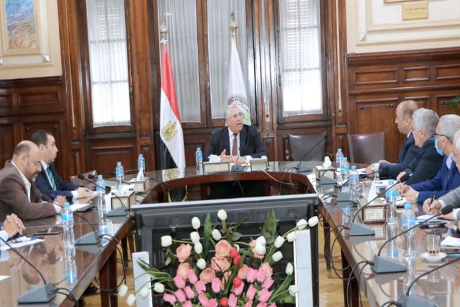 وزير الزراعة يتابع مع قيادات الخدمات البيطرية وصحة الحيوان عمليات التحصين والتأمين على الماشية