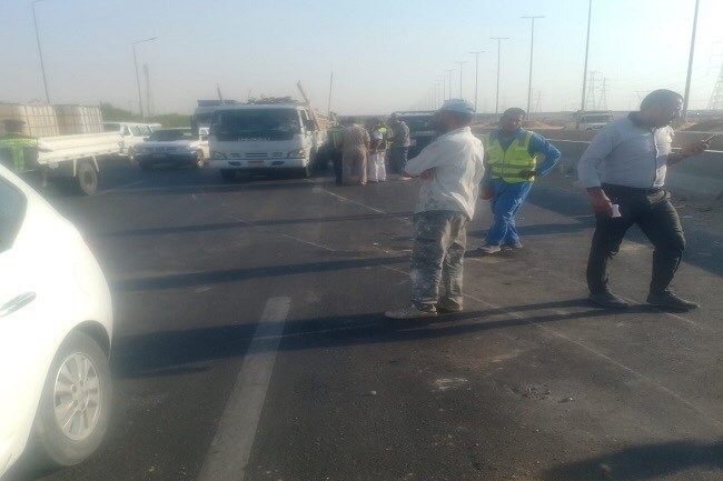 بالصور..أصابة 12 عامل أثر حادث تصادم سيارتين بالطريق الإقليمى بالقاهرة الجديدة