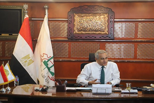 وزير القوى العاملة يلتقى أعضاء اللجنة النقابية للعاملين بديوان عام الوزارة