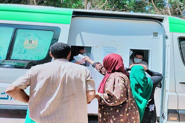 الصحة تطلق قافلتين طبيتين إلى الجيزة وأسيوط