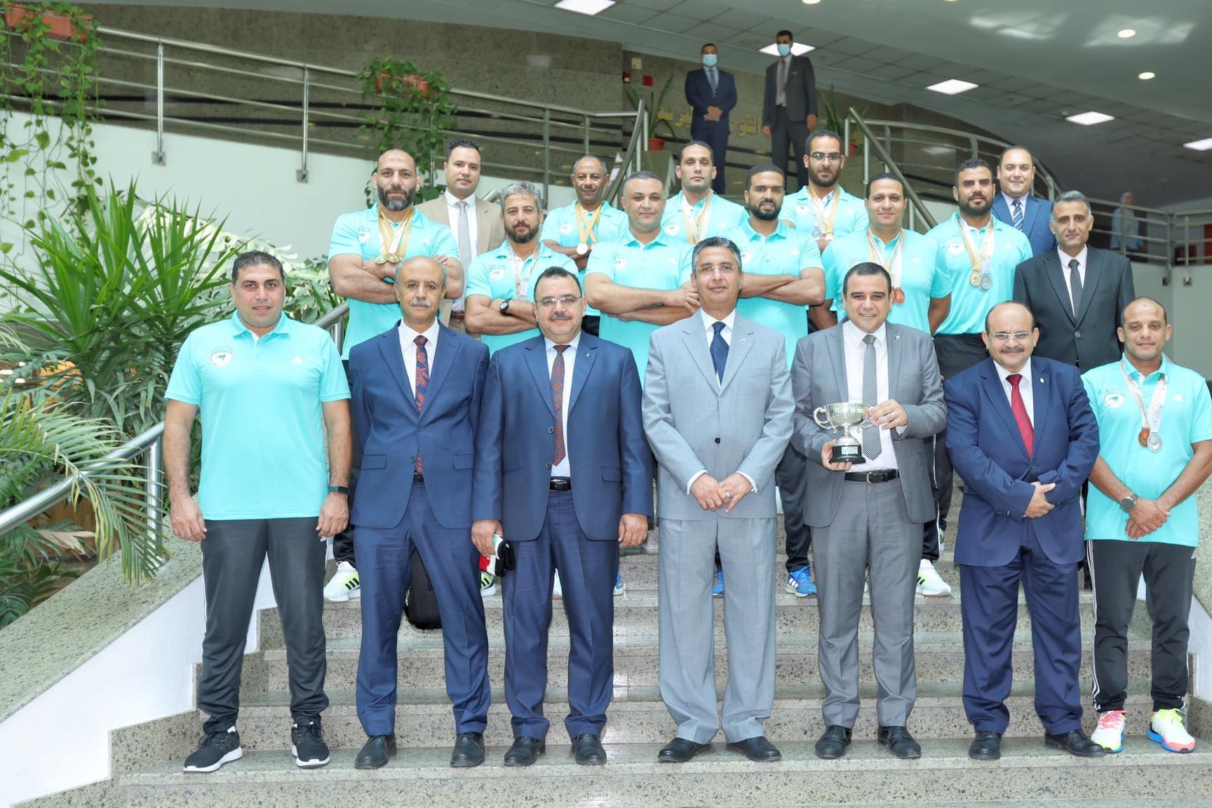 فاروق يكرم فريق البريد للمصارعة لحصوله على بطولة العظماء الخمسة الدولية