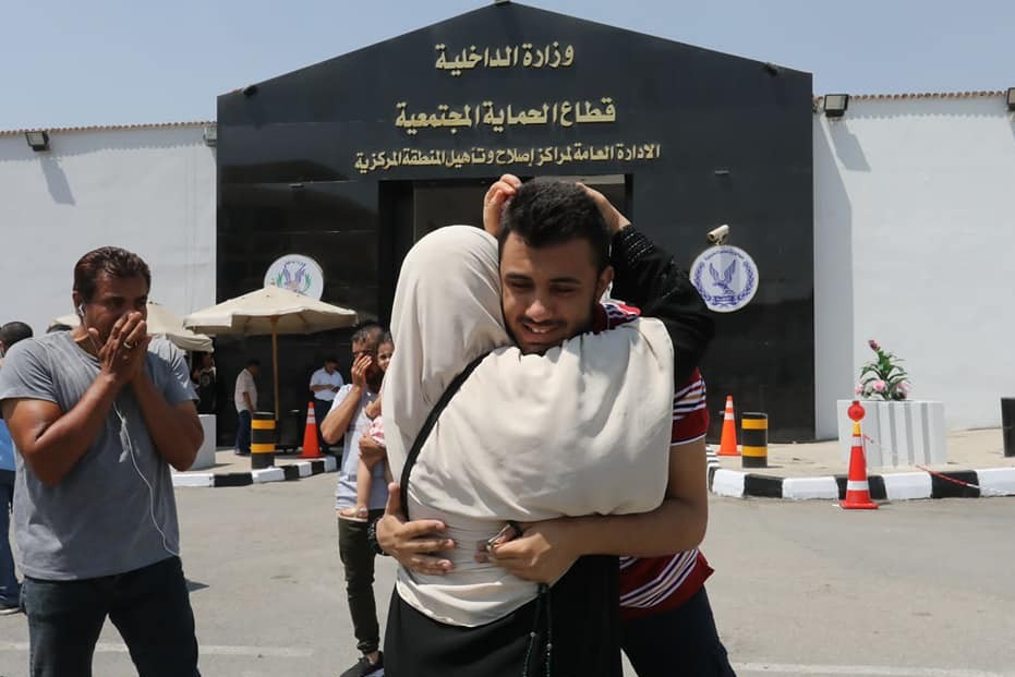 إخلاء سبيل 25 من المحبوسين احتياطيًا