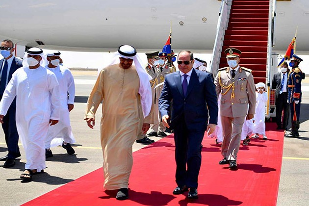 السيسي يستقبل الشيخ محمد بن زايد بمطار العلمين