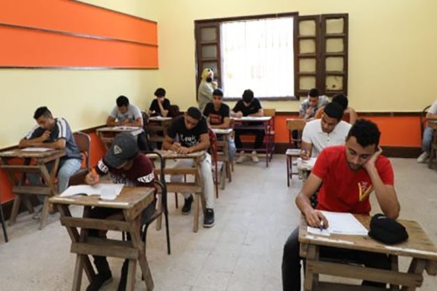 طلاب الثانوية العامة يؤدون امتحان الاقتصاد والاحصاء دور ثان