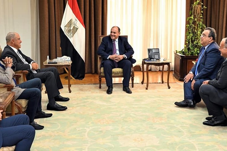 وزير التجارة والصناعة يبحث مع رئيسي اتحادي الصناعات والغرف التجارية رؤية مجتمع الأعمال للارتقاء بقطاعى التجارة والصناعة