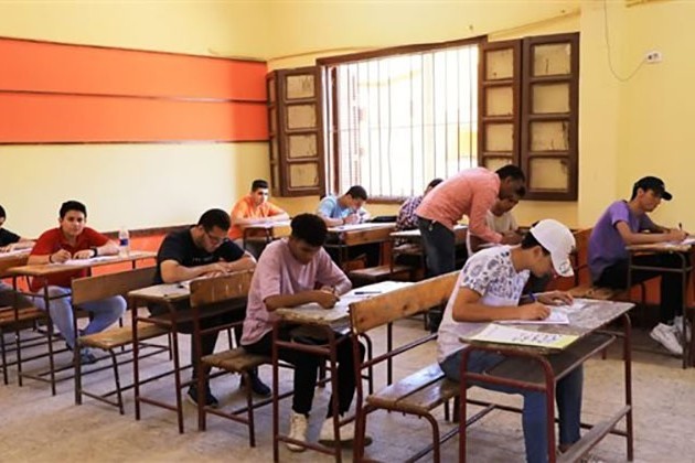 طلاب الثانوية يؤدون امتحان الفيزياء دور ثاني اليوم