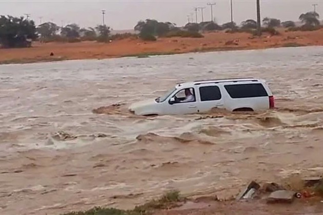 سعودي ينقذ أسرة مصرية من السيول في مكة المكرمة