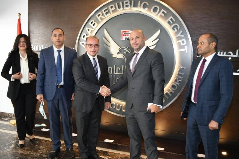 رئيس هيئة الرقابة المالية يلتقي رئيس البورصة ونائبه