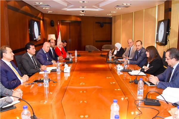 الهجرة: تشكيل لجنة لإطلاق مبادرات جديدة لتعزيز التعاون مع الشباب والرياضة