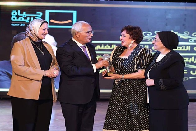 وزير التعليم يكرم النجمة لبلبة عن دورها في مسلسل