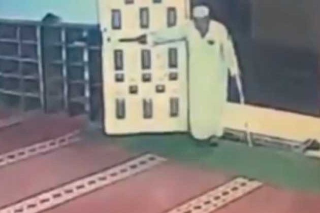 لحظة وفاة عجوز بعد دخوله المسجد لأداء صلاة الفجر ..فيديو