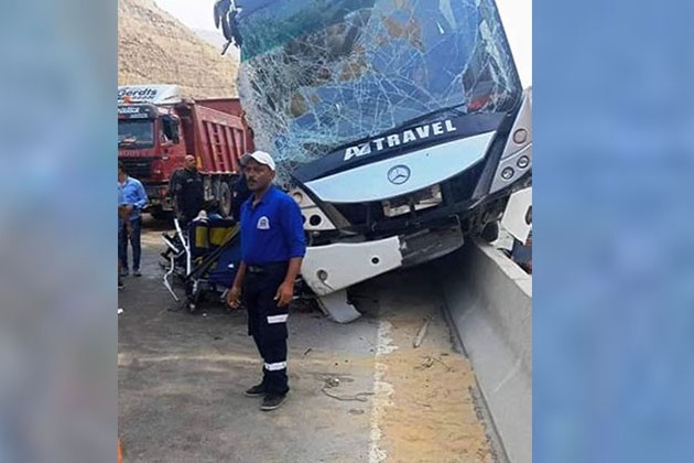 مصرع 3 أشخاص وإصابة 30 بحادث تصادم أتوبيس بسيارة نقل بطريق الجلالة - السويس