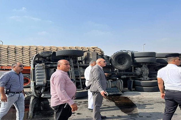 إنقلاب سيارة نقل تحمل 500 إسطوانة بوتاجاز بالصحراوي الغربي في أسيوط