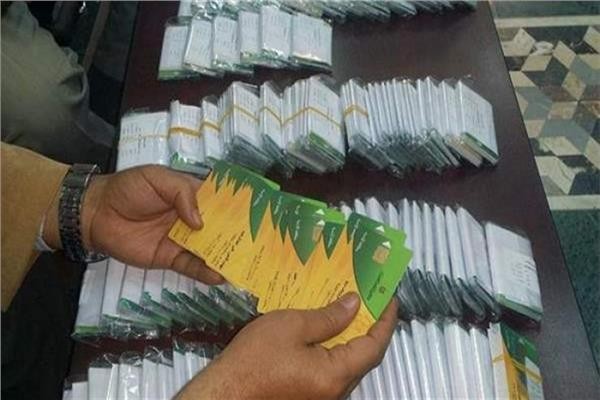 ضبط فران لاستيلائه على 663 بطاقة تموين بالجيزة