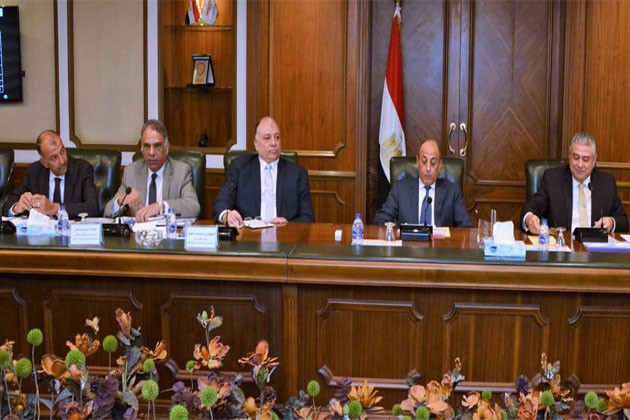 وزير الطيران يعقد اجتماعاً موسعاً مع أعضاء اللجنة العليا لأمن وتسهيلات الطيران