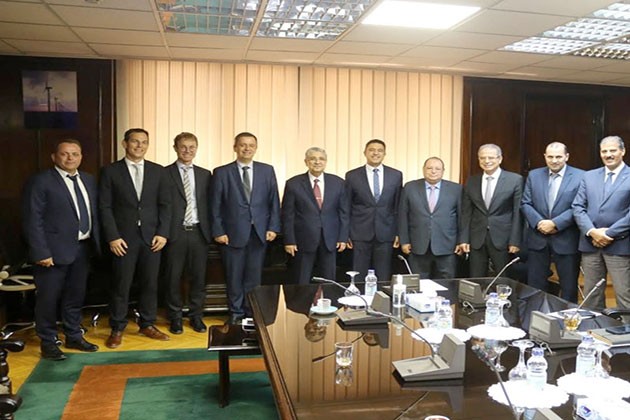 وزير الكهرباء يتابع مع مسؤولي شنايدر إلكتريك سير الأعمال في مراكز التحكم