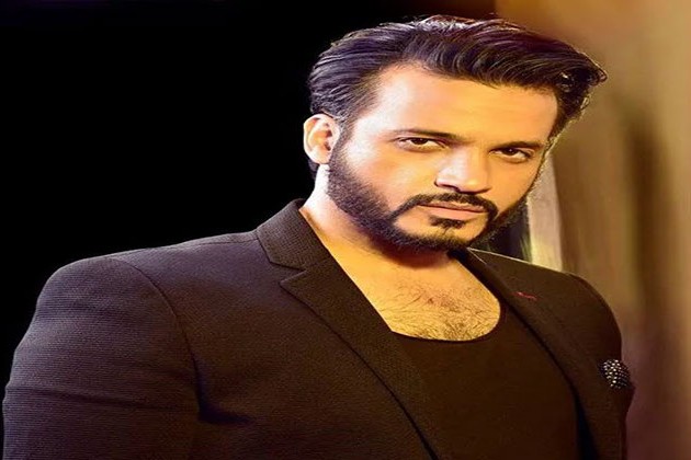 إيساف يعلن خطوبته بطريقة خاصة