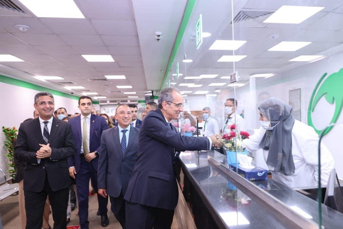 وزير الاتصالات يفتتح 3 مكاتب بريد بعد تطويرها في الإسكندرية