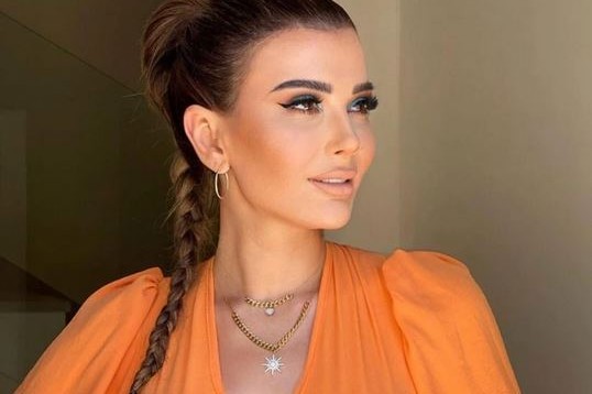 يارا نعوم تتألق بالبرتقالى وتخطف الأنظار بجمالها