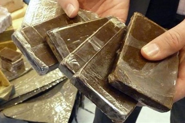 ضبط عاطل بحوزته 6 كيلو حشيش و6 بنادق نارية بسوهاج