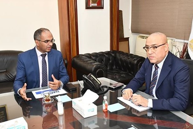 وزير الإسكان يلتقي ممثلى إحدى الشركات المصرية لمناقشة توفير الطلمبات اللازمة