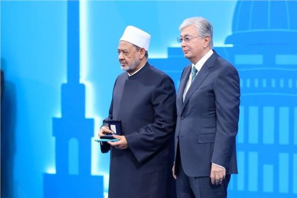 كازاخستان تهدي شيخ الأزهر جائزة أستانا الدولية لجهوده في الحوار بين الأديان