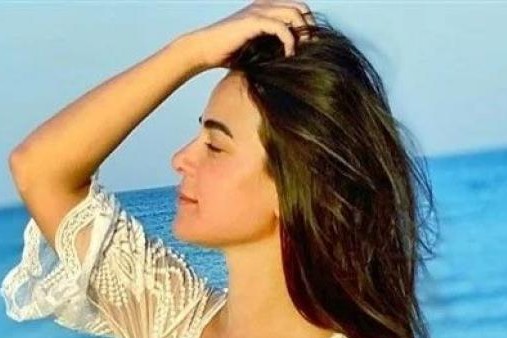 رانيا منصور تخطف الأنظار بإطلالة كلاسيك حمراء