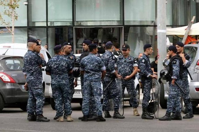 مسلح يحتجز رهائن فى أحد مصارف لبنان للمطالبة باسترداد وديعته