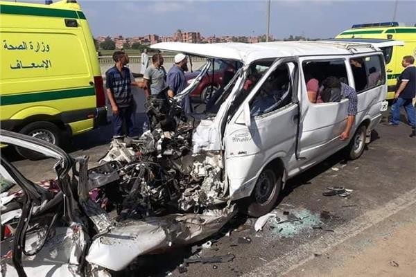 مصرع وإصابة 14 شخصا في تصادم سيارتي ميكروباص ونقل بالبحيرة