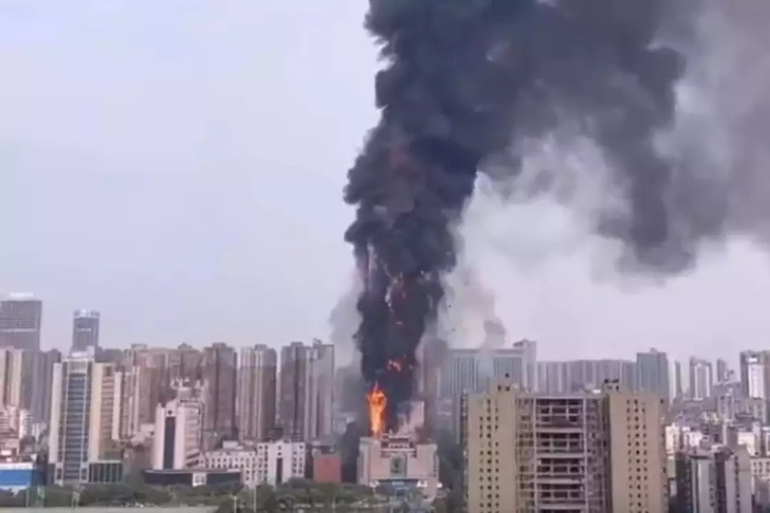 حريق هائل يلتهم ناطحة سحاب وسط الصين