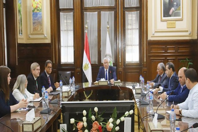 القصير يبحث مع مدير