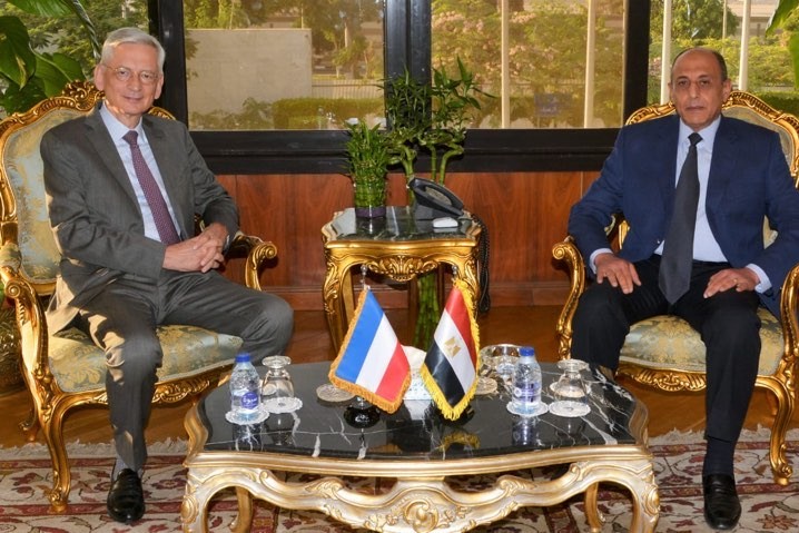 وزير الطيران يلتقي السفير الفرنسي لبحث التعاون المشترك