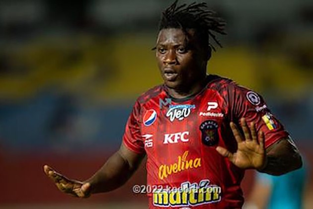 سامسون أكينولا يصل القاهرة ويخضع للكشف الطبى فى الزمالك
