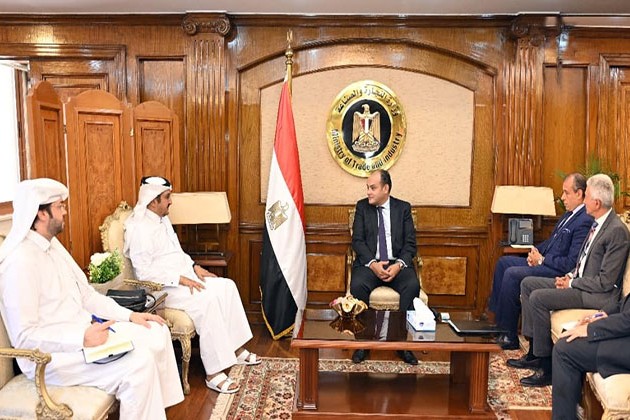 وزير الصناعة يبحث مع رئيس غرفة تجارة وصناعة قطر سبل تنمية علاقات التعاون
