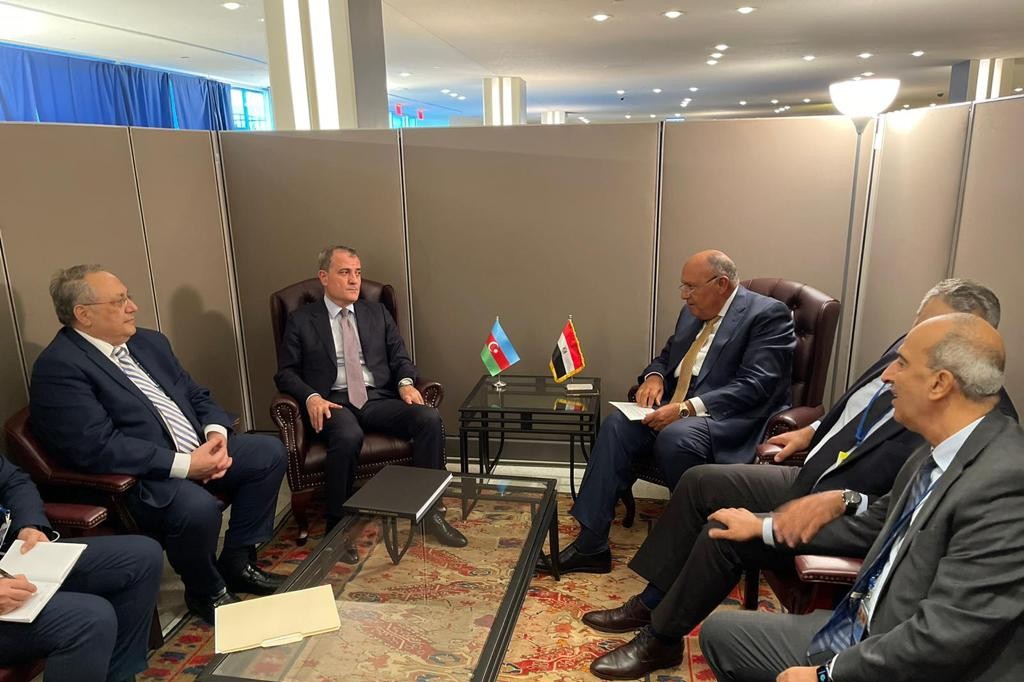شكري يبحث مع وزير خارجية أذربيجان سبل تعزيز التعاون