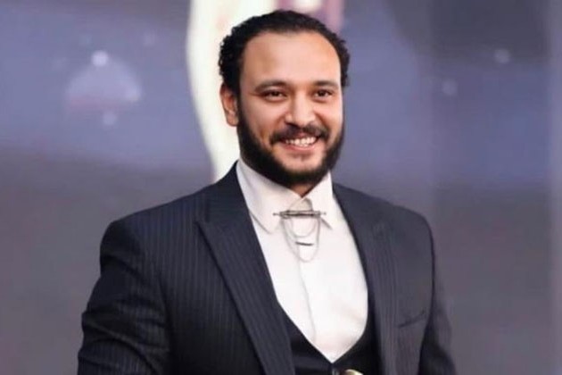 أحمد خالد صالح يدعو لوالديه وينشر صورة من الذكريات
