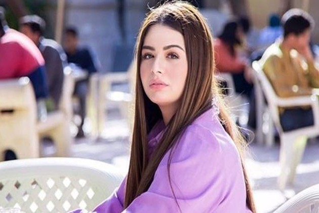 هنادي مهنا تخطف الأنظار بإطلالة جذابة