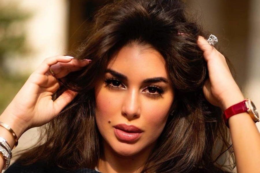 شاهد.. ياسمين صبري تتألق بـ روب أبيض