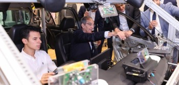 عمرو طلعت يتفقد مركز فاليو مصر التقنى ويشيد بالحلول التكنولوجية التى يبتكرها الشباب المصرى 
