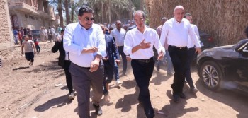 طلعت يفتتح ويتفقد عدد من مشروعات وزارة الاتصالات بقرى حياة كريمة فى قنا