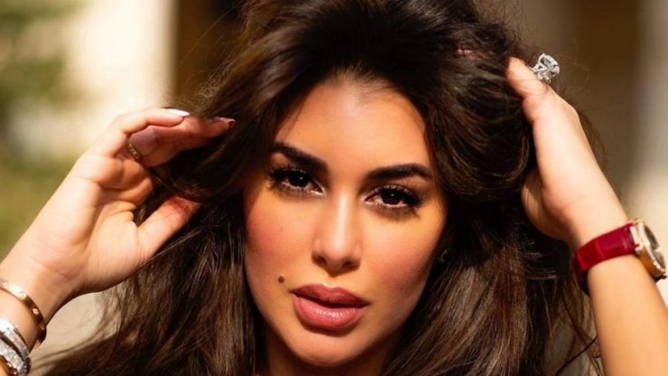 شاهد..  ياسمين صبري تتألق بـ روب أبيض